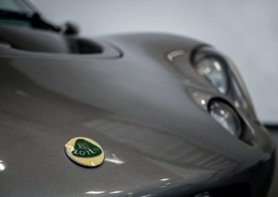 Lotus Elise 111S grau metallic Detail Lotus Logo
