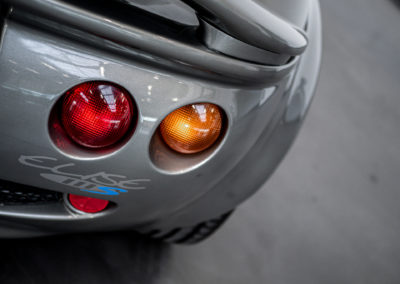Lotus Elise 111S grau metallic Heckansicht Detail Lampe