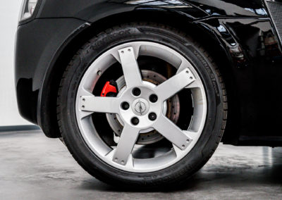Opel Speedster schwarz Detail Reifen und Felge