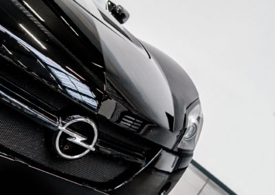 Opel Speedster schwarz Detail Kühlergrill