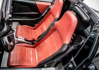 Opel Speedster schwarz Innenraum rote Sitze aus Leder