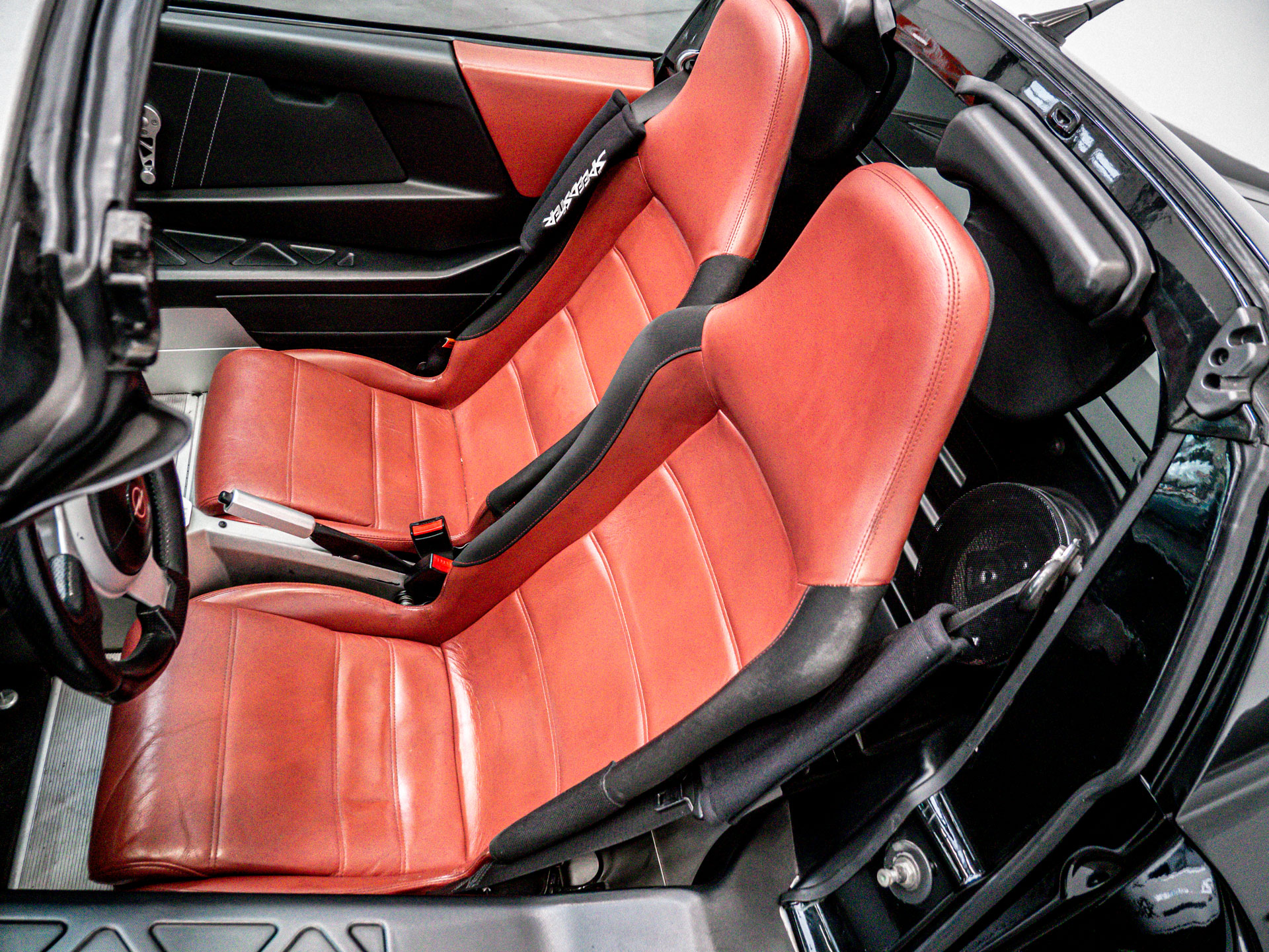 Opel Speedster schwarz Innenraum rote Sitze aus Leder