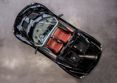 Opel Speedster schwarz von oben fotografiert Cabrio mit roten Sitzen