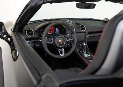 Porsche Boxster GTS Fahrersitz mit klassischem Porsche Lenkrad.