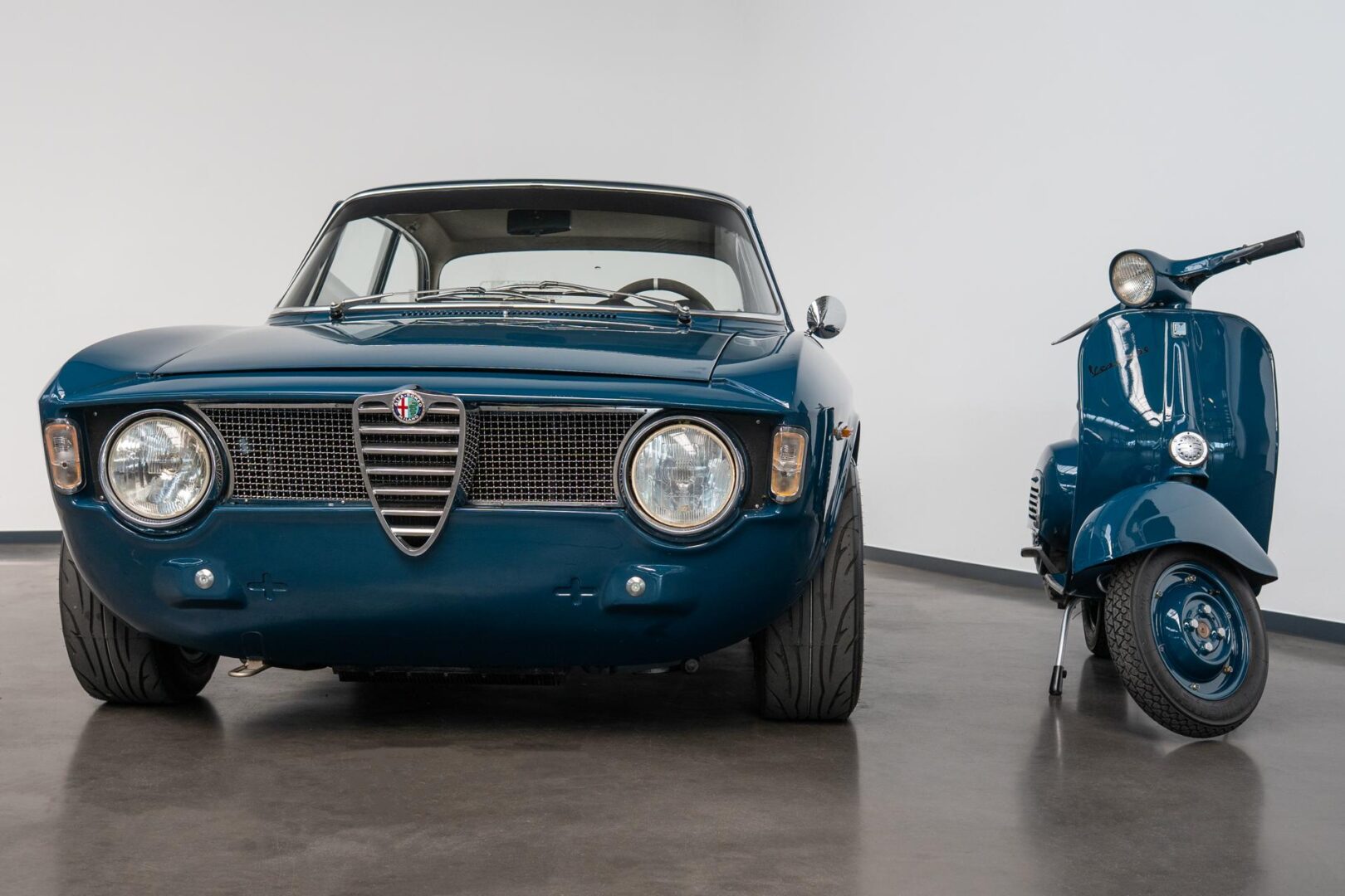 Alfa-Romeo-GT1300-Junior-und-Vespa-50