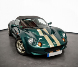Grüner Lotus Elise mit geschlossenem Stoffverdeck, schräge Frontansicht von links im Studio.